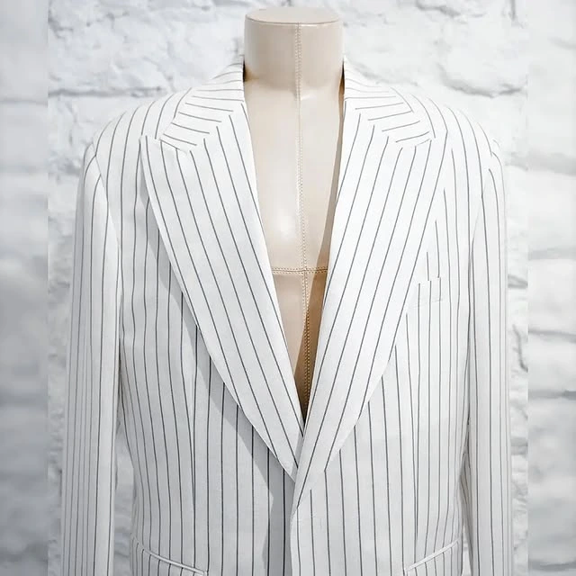 homme portant une veste marron 