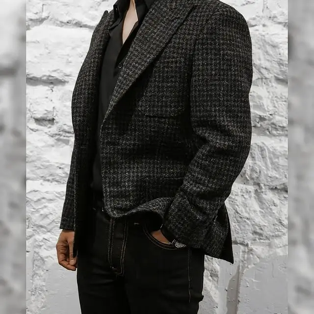 homme portant une veste marron 