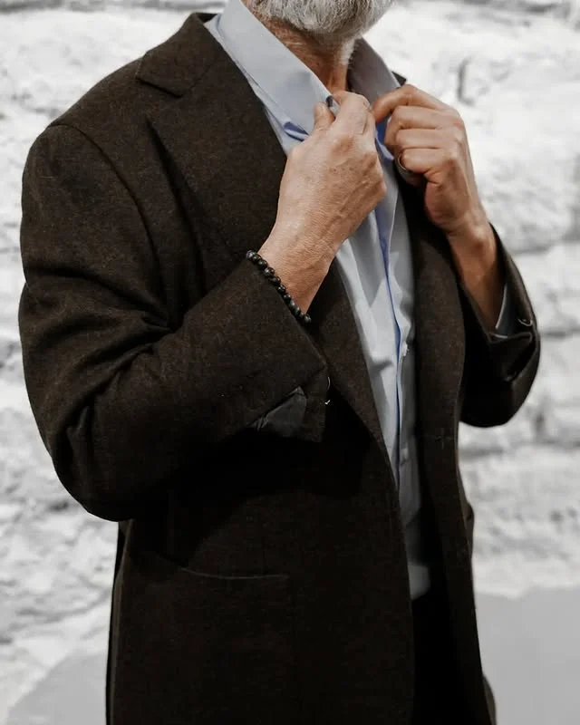 veste noire cravate ruban rose noire