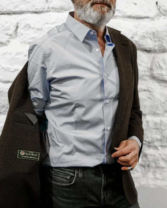 homme portant une veste marron 