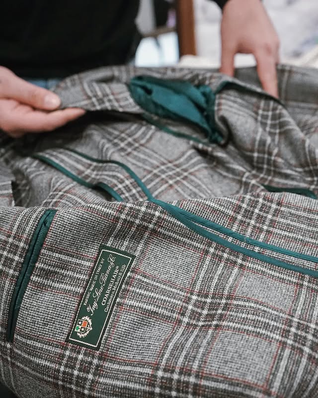 veste noire cravate ruban rose noire